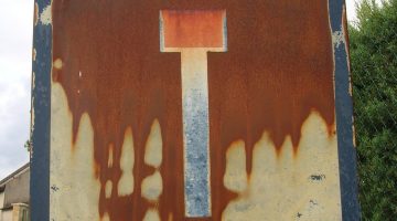 Rusty_road_sign_(dead_end)