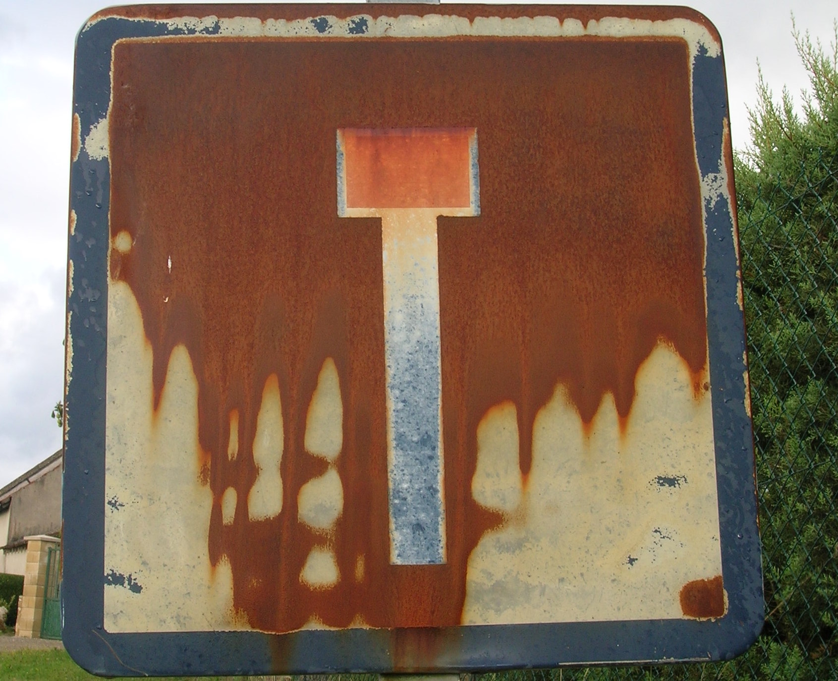Rusty_road_sign_(dead_end)